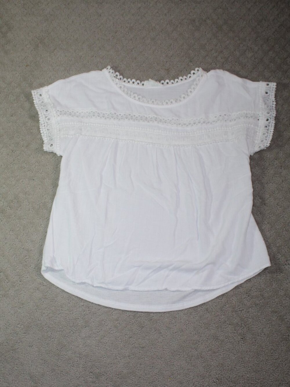 Flower & Feather Size M White Eyelet Accents Blouse